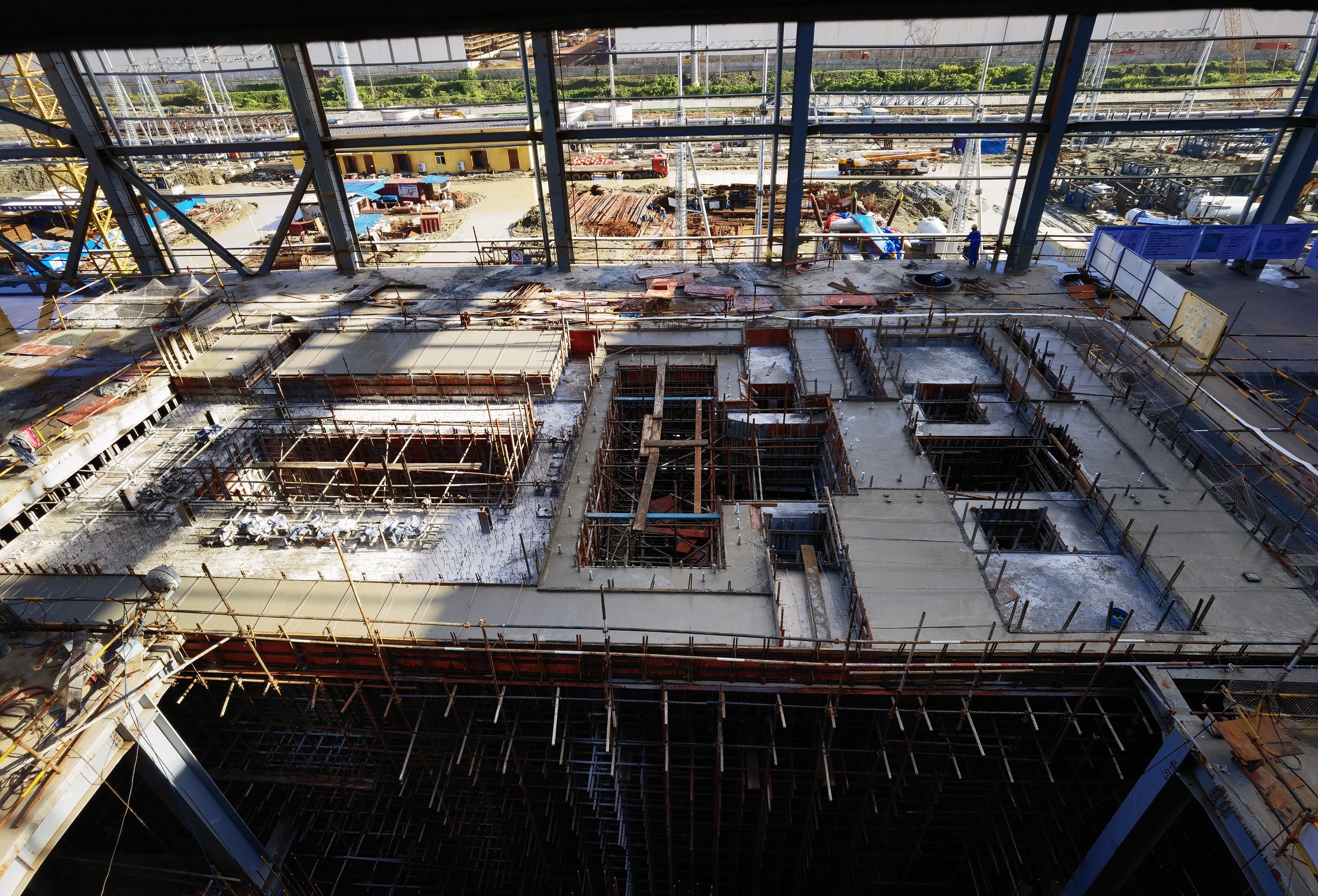 印尼緯達(dá)貝工業(yè)園區(qū)6×250MW+5×380MW火力發(fā)電建設(shè)項目#6汽機島順利澆筑 